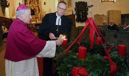 Foto: Dirk-Michael Grötzsch / Ev.-Luth. Kirche in Oldenburg Bischöfe zünden Kerze am Adventskranz an